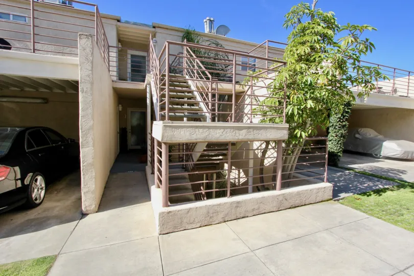 beautiful spacious 2 story redwood condominums with grennery