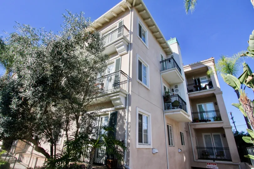 View of a residence of three floors with balconies in the Villa Portofino on Front