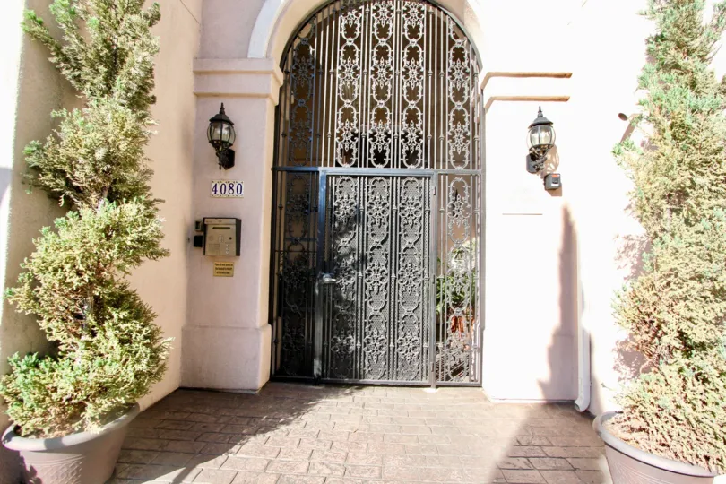 A sunny day in the area of Villa Portofino on Front, doorway, amilbox, bush