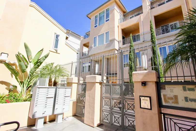 Multi-unit apartment complex in sunny Wellington Square