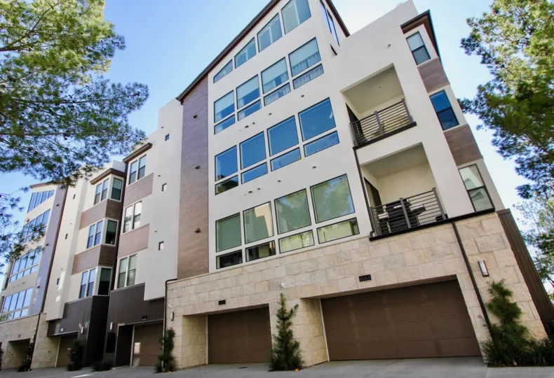 Exterior view of building, Lucent II community, Mission Valley CA