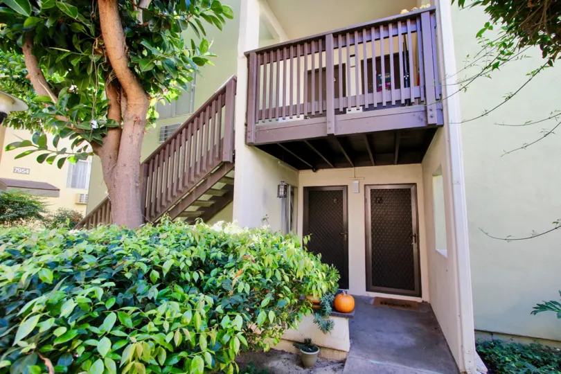A sunny day in the area of Park Villas North, tree, sidewalk, balcony, pumpkin