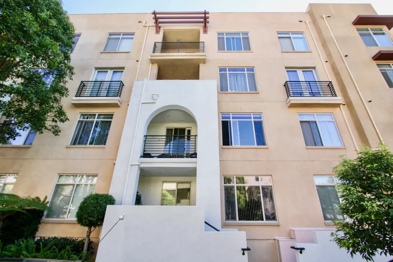 THE FLAT IN THE LIDO WITH BALCONIS TREES, PLANTS, GLASS WINDOWS.