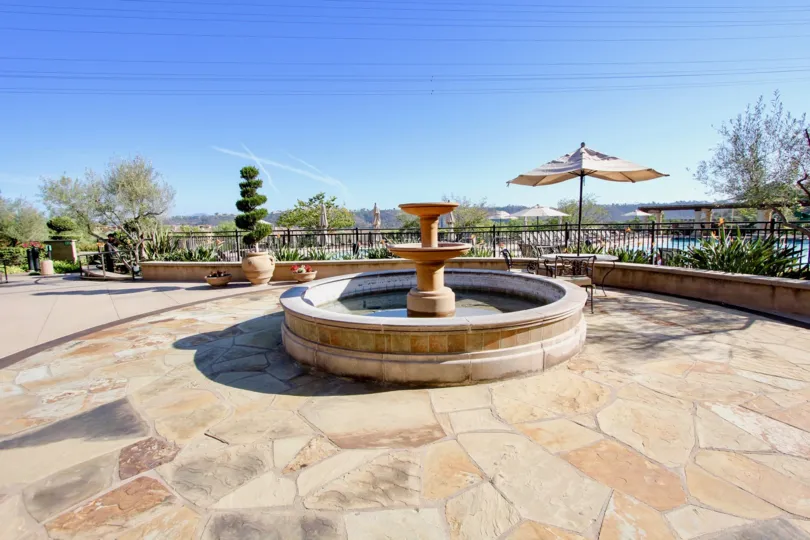 A sunny day in Verandas at Escala park with water found in between.