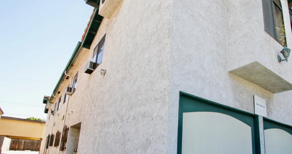 The sunny day in the 34th Street Villas, a beautiful building.