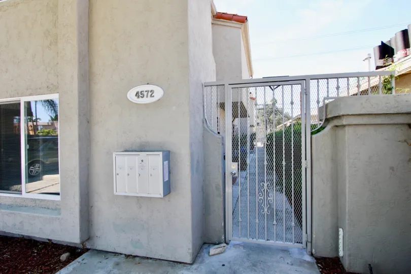 Appartment/condo/townhome, mailboxes, secure, gated, entrance, landscaped, tile roof
