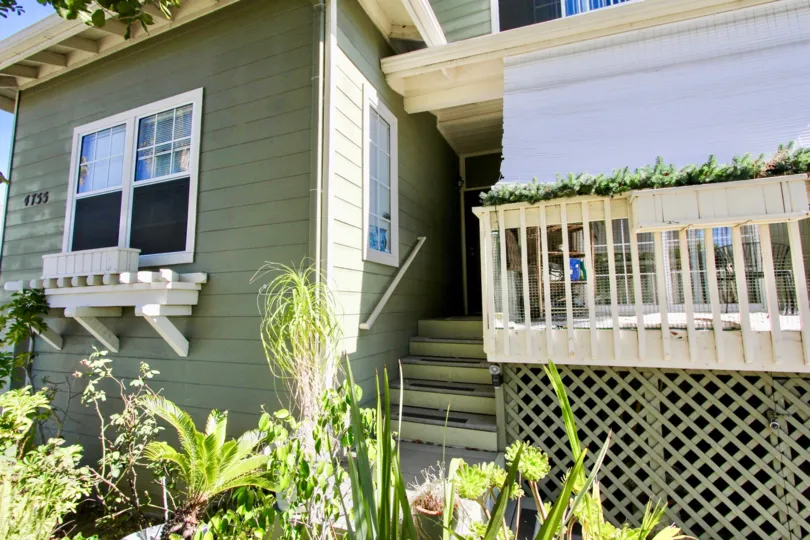 A SHINY DAY IN THE 4755 Wilson WITH BEAUTIFUL HOUSE AND SMALL GARDEN