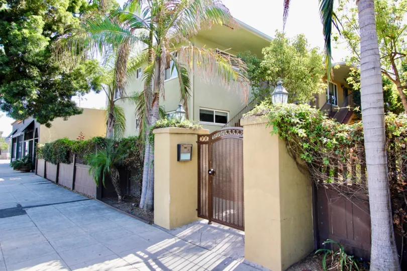 A SUNNY DAY IN THE ADAMS AVE AT THE PARK WITH THE GARDEN ATTACHED HOME