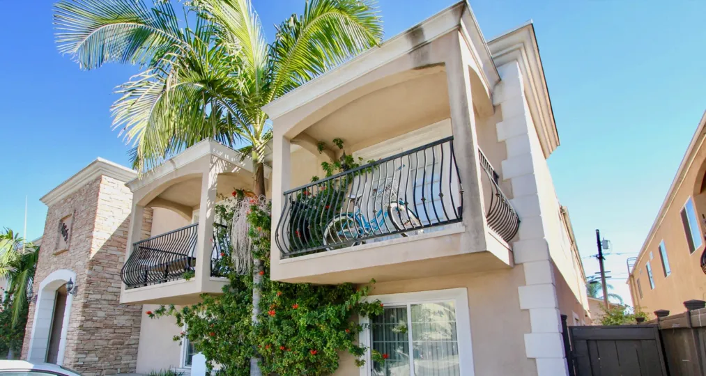 Very nice condo/townhome. Well maintained exterior, nice landscaping, beautiful entryway, large balconies