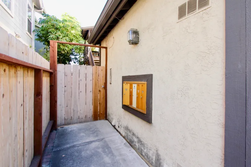 A little space in the house to enter the gate in Casa Heights of Normal Heights city shows good construction