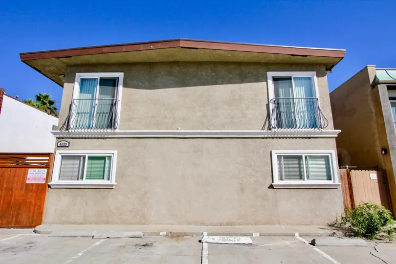 Condo/townhome, privacy fence, lots of parking, newer windows and doors. tan stucco exterior