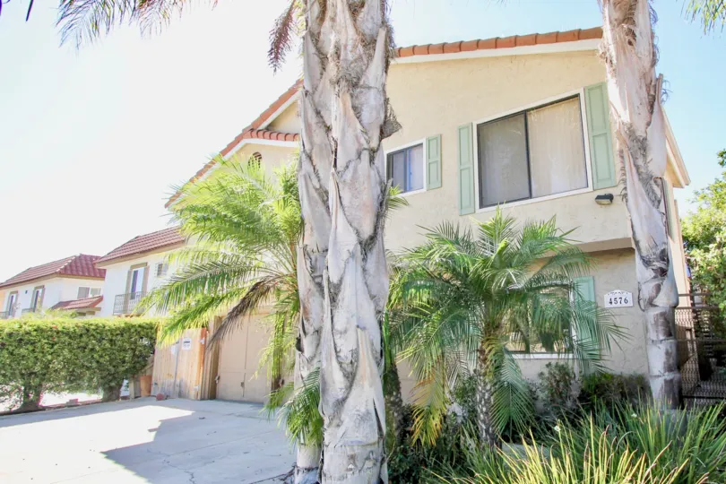 Hawley Boulevard's is a very peacful and serene neighborhood with it's beautiful and simplistic style. Norma Height California