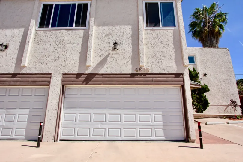 Apartment of 4635 has light lamps attached with wall up to the door in Hilltop Condominiums