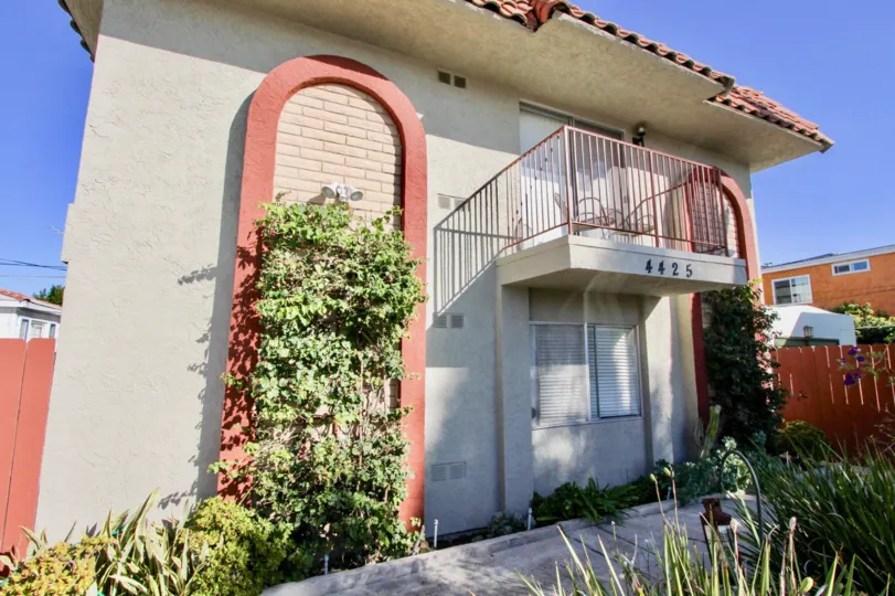 A house with number 4425 and a vines on its walls in Louisiana 5 Community
