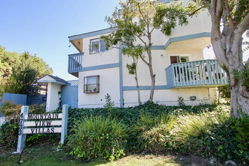 A low-rise unit in Mountain View Villas community painted in blue and white.