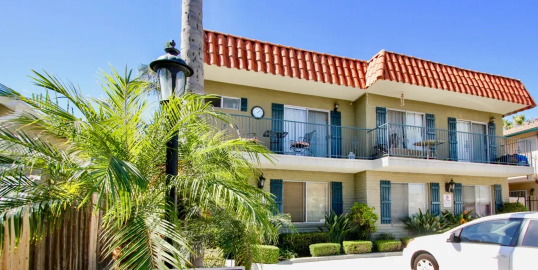 HOLIDAY CASTLE NOTTINGHAM CALIFORNIA A joyful enjoyment castle to make you cool and refreshed.