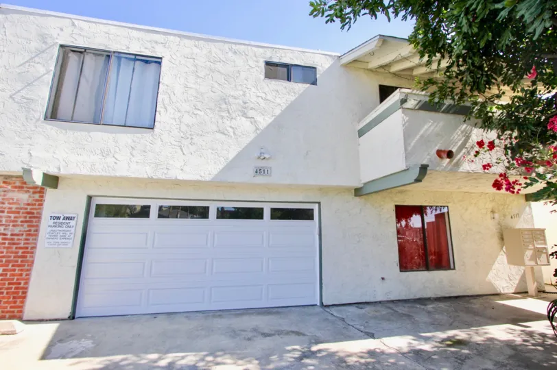 Beautiful condo Fully big lot in a Community with a beautiful balcony and garage