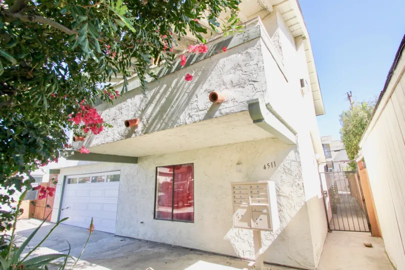 Beautiful and White looking building of Oaktree Villas in Normal Height, California