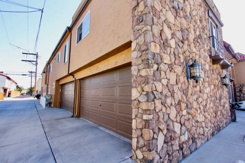 on 43th is a stone house of the normal heights placed in ca