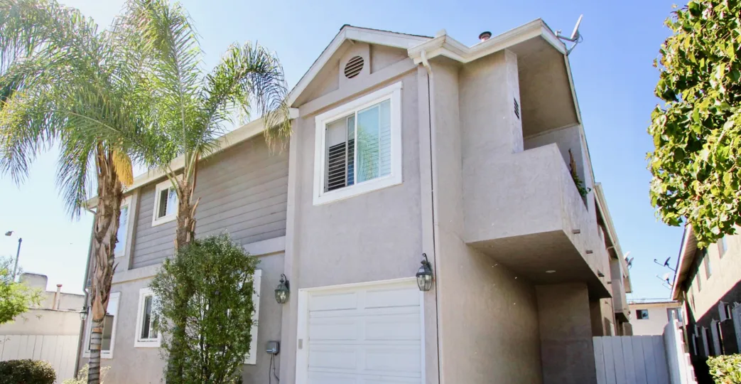 Beautiful house in The Layfayette with palm trees and garage