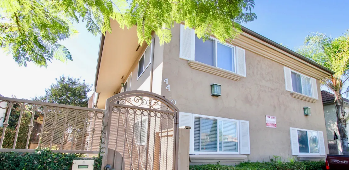nice simple house in Utah West Villas normal heights CA on a lovely day with greenery all around