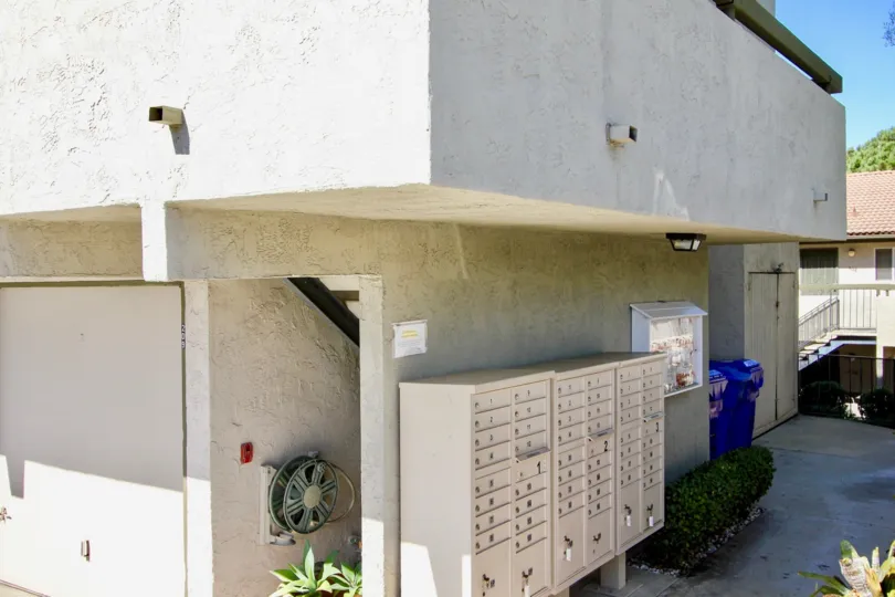 THE BUILDING IN THE VIEWPOINT WITH THE ELECTRIC BOX, DUSTPINS, PIPE, PLANTS