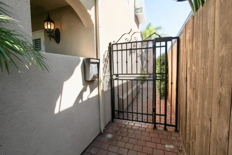 THE BUILDING IN THE VILLA BONITA WITH THE CLOSED PATH WAY, STEEL GATE, BULP