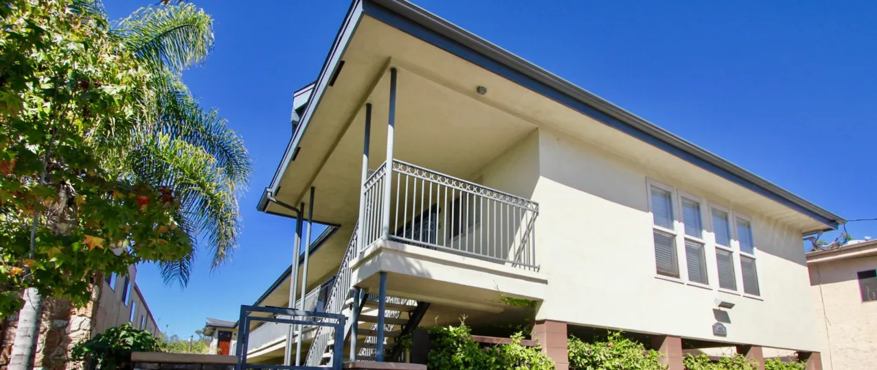 house in West Mountain View Condos, elegant modern look with a white paintjob and blue tints
