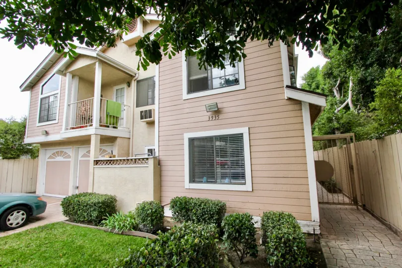 32nd Street Condos, North Park ,: California, beige building,white border