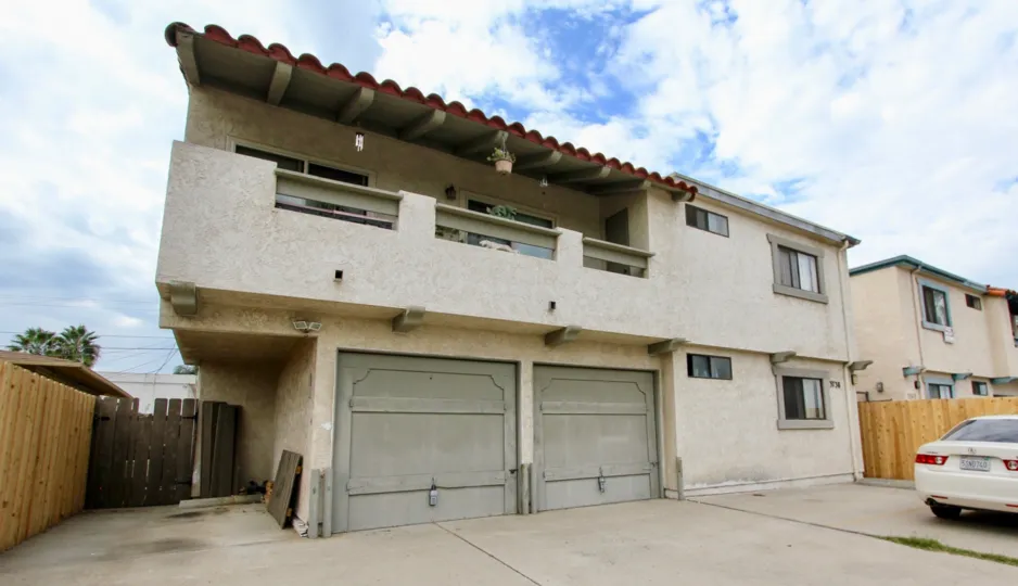 this 33rd street vistas is of beautiful view located at New York city, with car parking and large area with balconies and good ventilations