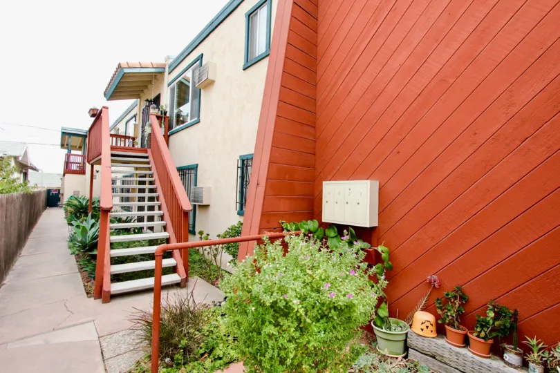 3965 Iowa St nice color and attractive color in this bungalow and nice garden and nice woke aerie
