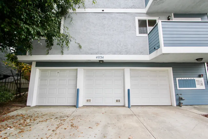 Walk path with garden and balcony in 4034 Florida St.