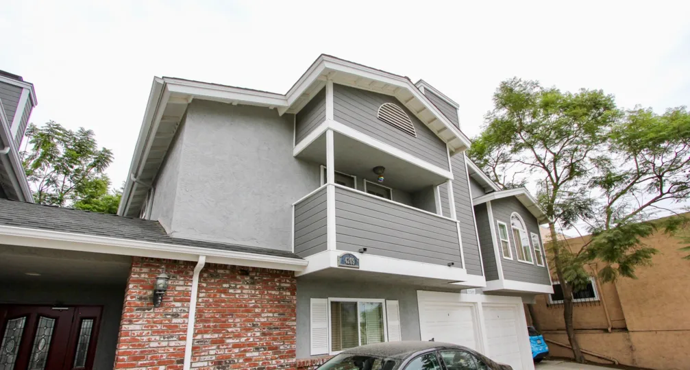 A view of the upper stories and balcony of the Arizona Gardens apartments in North PArk, CA.