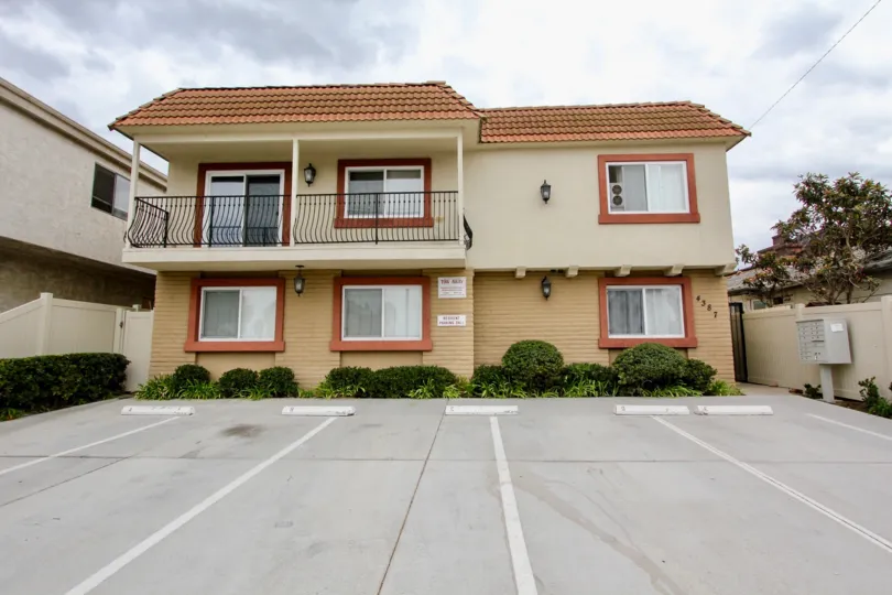 Located in the heart of Silicon Valley, these one-, two-, and three-bedroom apartments at Bella Villagio offer an unmatched lifestyle with their stylish features and efficient appliances. Comfortably located near Highways 85 and 87, these great homes are 