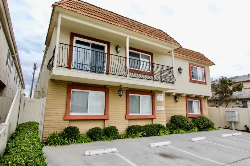 A sunny day in the area of Bella Villaggio, parking los, condo, porch, window
