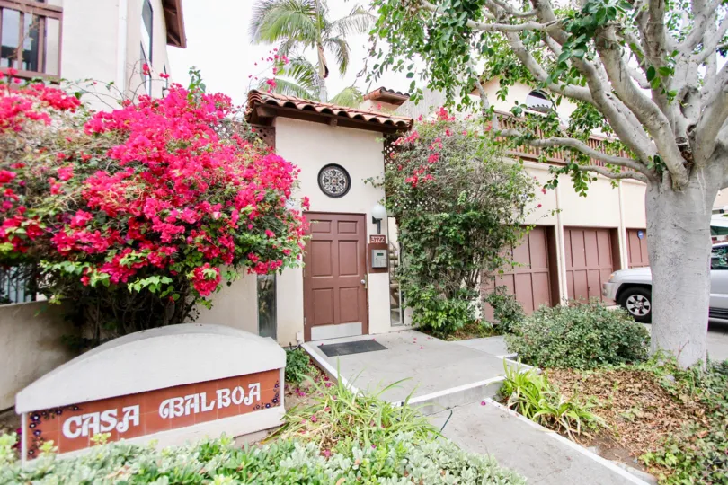 A sign welcomes people to the Casa Balboa I Community