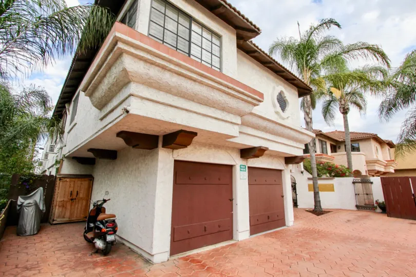 A sunny day in the area of Casa Frontera I, entrance, driveway, vespa, garage, palm tree