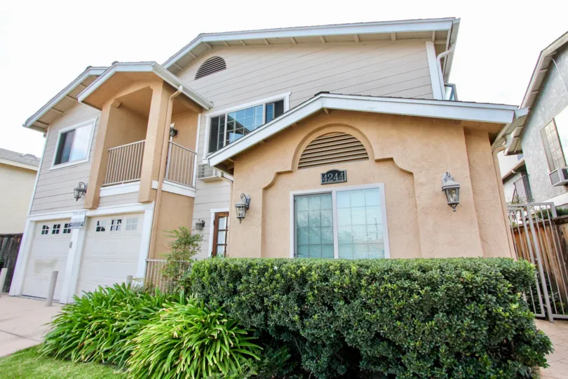 Front street view featuring shrubbery and front lawn of Cherokee Villas.