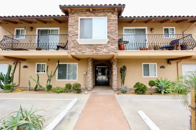North Park is located northeast of Balboa Park with picturesque canyons to the north that overlook Mission Valley. Small, family-owned retail shops and restaurants line the neighborhood's business district with a style reminiscent of the 1930s, giving the