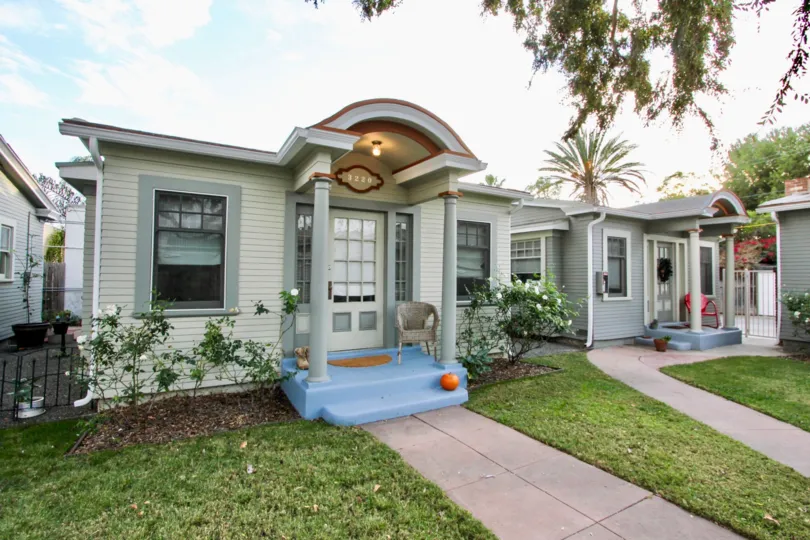: Colonial Court, North Park ,: California.white beautiful building,lawn