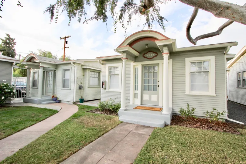 California. The court consists of six houses arranged around a narrow courtyard With a beautiiul garden at north park