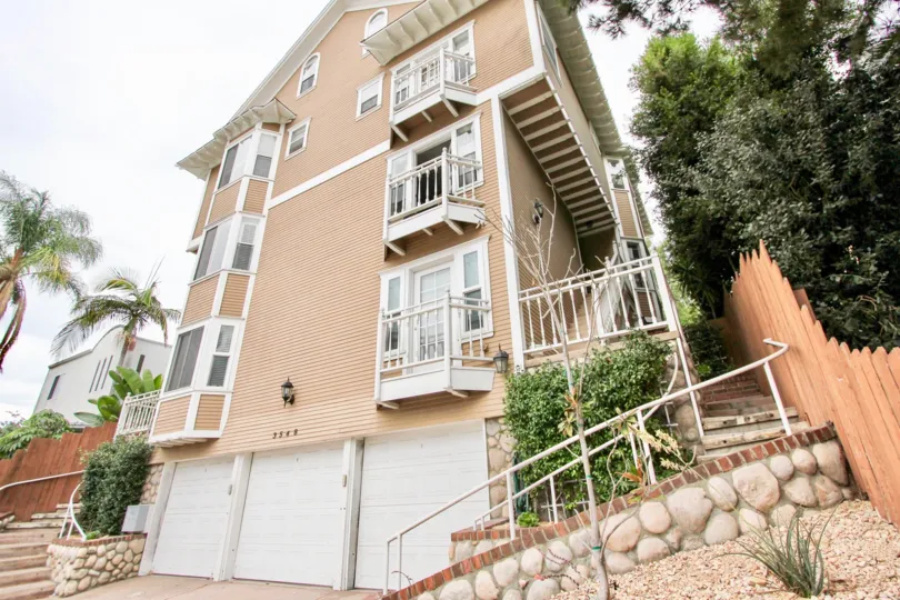 The way of apartment in the Florida Canyon Villas by only Stairs