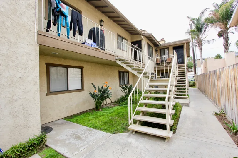 A view of stucco Apartments located in Florida Park