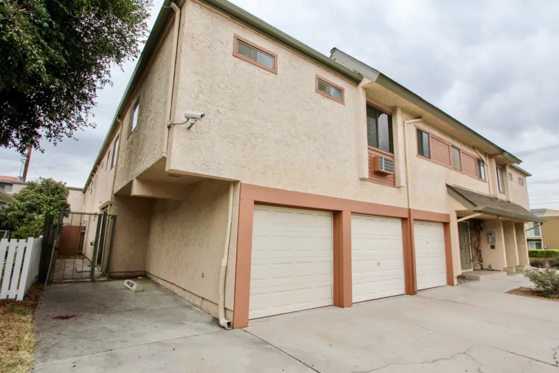 THE Idaho Villas one bedroom in NORTH PARK!! A few blocks from Adams Upstairs unit with lots of natural light and high ceilings. Gas burning fireplace living room, cute kitchen, large closest IN Bedroom.