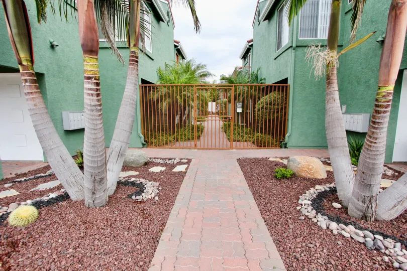 Majestic Palms is located on large, private, beautifully landscaped corner lot in the ultra hip Uptown Arts District of Palm Springs and is just minutes from attractions, restaurants, galleries, museums and shops. This modern desert retreat with retro fla