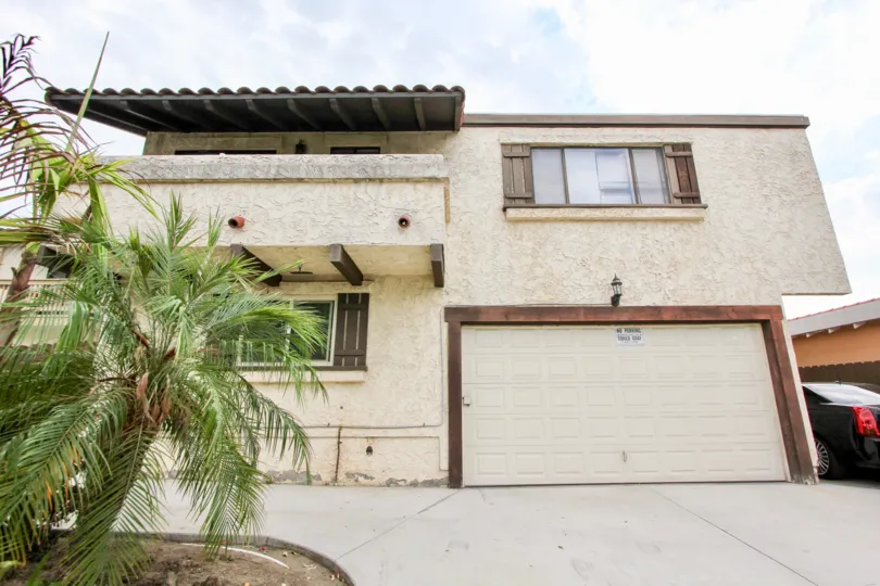 Nile Street Condos , North Park ,California,off white building,brown border