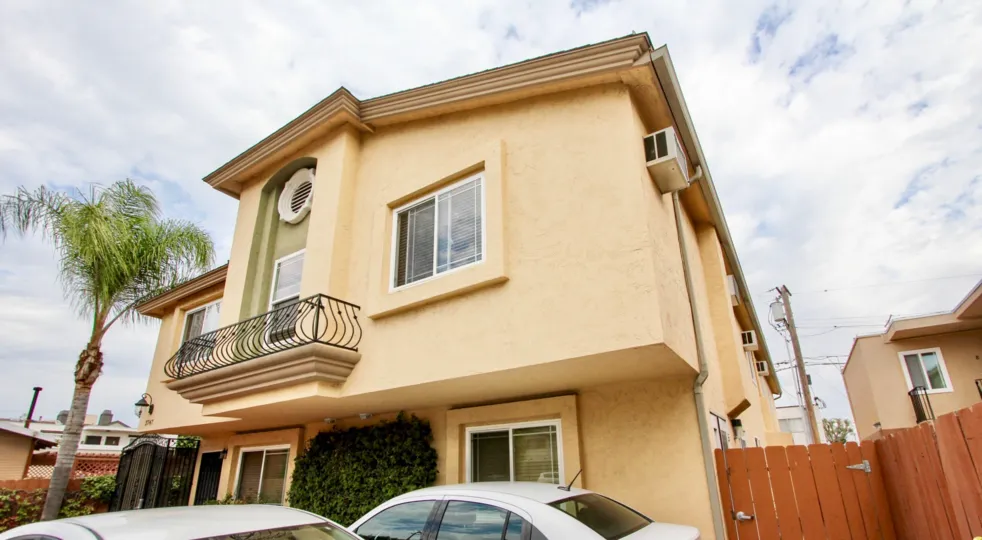 North Park Villas, City: North Park, nice view of the building with a balcony and there are two cars parked