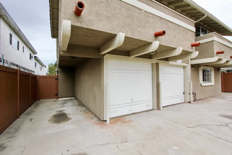 Residence with two garage white doors in the first floor in the Oregon Park
