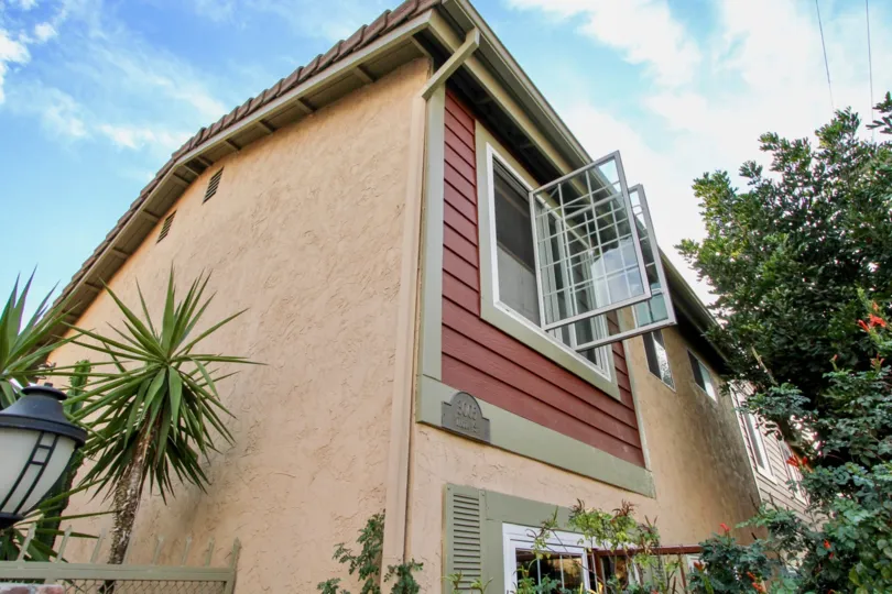 The villa in the Park Balboa, glass Door of the window is open