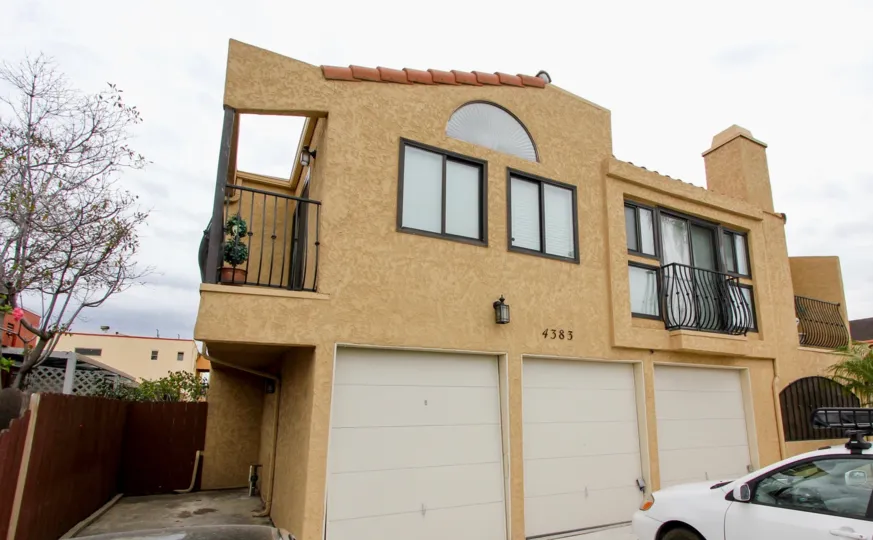 An overcast sky above the nouse in Sunflower neighborhood in North Park